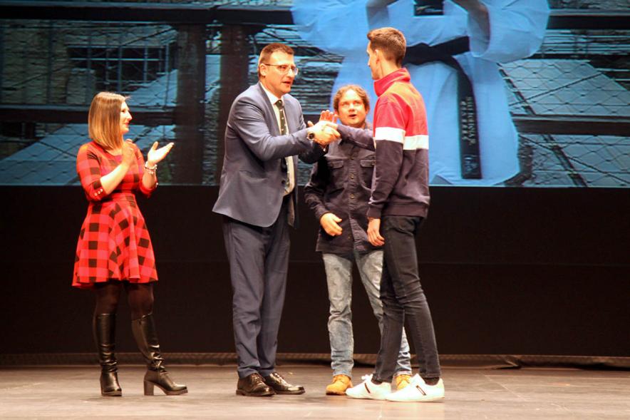 Gala del Deporte 2019 - Imagen del saludo del vice alcalde Arranz junto a la concejal y  Eduardo Andradas a un deportista premiado.