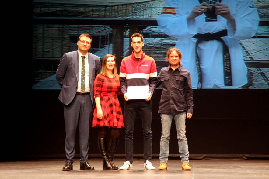 Gala del Deporte 2019 - Posado del vicealcalde Arranz, la concejal María Espín, Eduardo Andradas, con un deportista premiado.