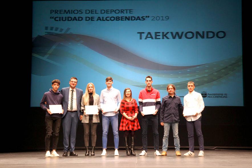 Gala del Deporte 2019 -Posado del vice alcalde Arranz junto a la concejal y  Eduardo Andradas con  varios  deportistas premiados.