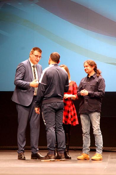 Gala del Deporte 2019 - Imagen del saludo del vice alcalde Arranz junto a la concejal y  Eduardo Andradas a un deportista premiado.