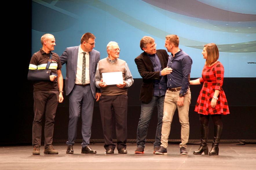 Gala del Deporte 2019 - Posado de varios  deportistas mayores  premiados con los representantes  del ayuntamiento.