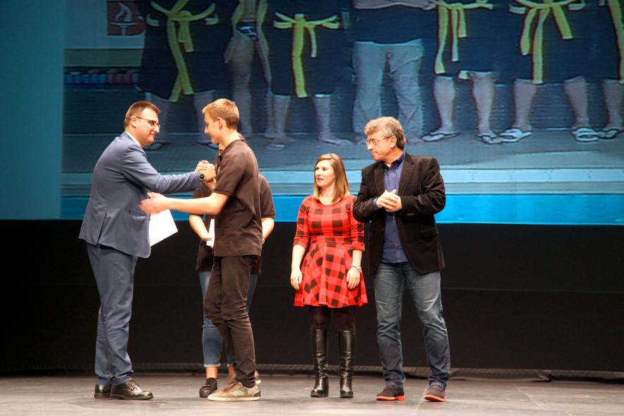 Gala del Deporte 2019 -  Imagen del saludo del vice alcalde Arranz junto a la concejal a un deportista premiado.