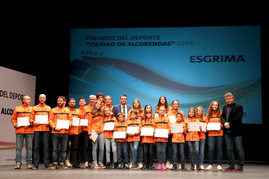 Gala del Deporte 2019 - Posado del equipo de esgrima, con sus diplomas, junto al vicealcalde Arranz.