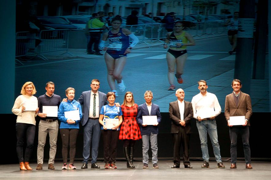 Gala del Deporte 2019 - Posado de varios atletas  premiados  con el vice alcalde Arranz. y la concejal de deportes María Espín.