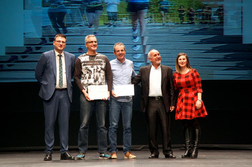 Gala del Deporte 2019 - Posado de varios deportistas premiados con el vicealcalde Arranz, la concejal de deportes, María Espín.