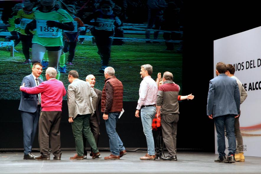 Gala del Deporte 2019 -  Imagen del saludo del vice alcalde Arranz a un grupo de deportistas mayores.