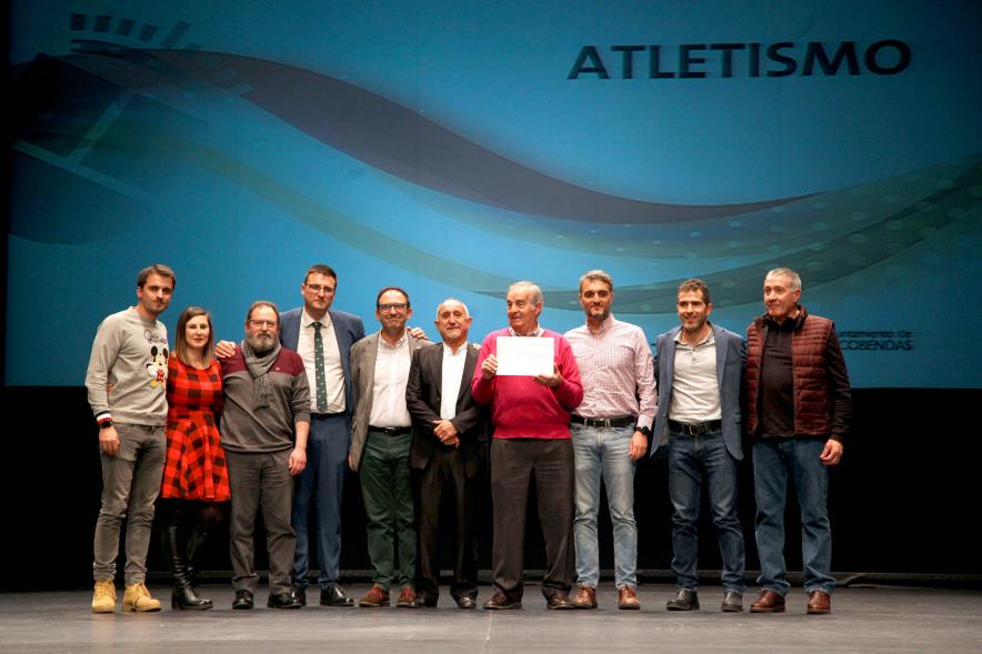 Gala del Deporte 2019 - Premio a los atletas, modalidad atletismo,  entregado por el vicealcalde Miguel Ángel Arranz.