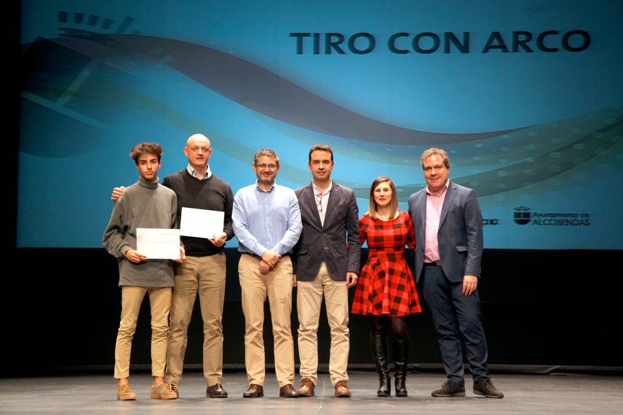 Gala del Deporte 2019 - Posado de dos deportistas premiados  con el alcalde Sánchez Acera, y los representantes  del ayuntamiento.