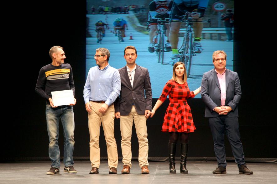 Gala del Deporte 2019 -  Posado del  alcalde Sánchez Acera, la concejal,  con un deportista premiado.