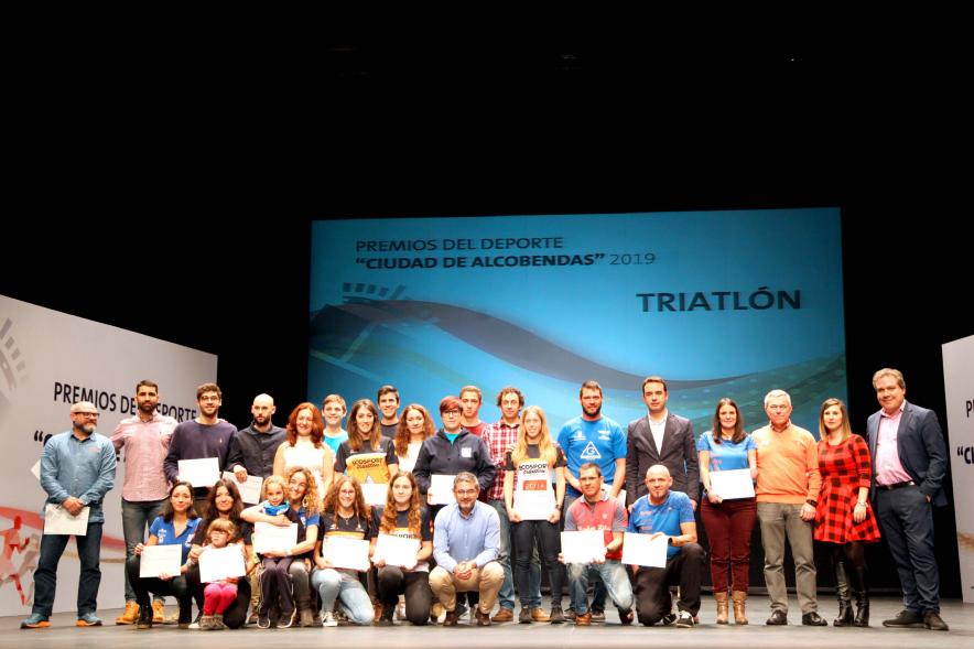 Gala del Deporte 2019 -  Posado del equipo de Triatlón  con el alcalde Sánchez Acera, y los representantes  del ayuntamiento. 