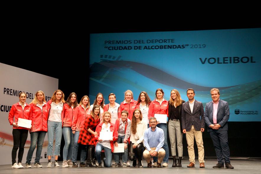 Gala del Deporte 2019 -  Posado del equipo de voleibol  con el alcalde Sánchez Acera y los representantes  del ayuntamiento. 