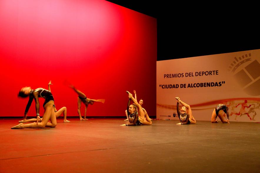 Gala del Deporte 2019 - Imagen virada a rojo del ejercicio de suelo del equipo de gimnasia.