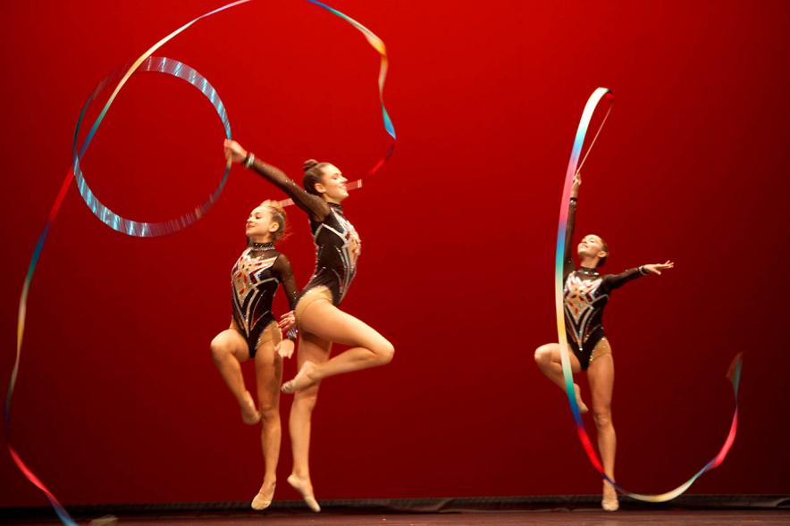 Gala del Deporte 2019 - Imagen del ejercicio con aros  de varias gimnastas.