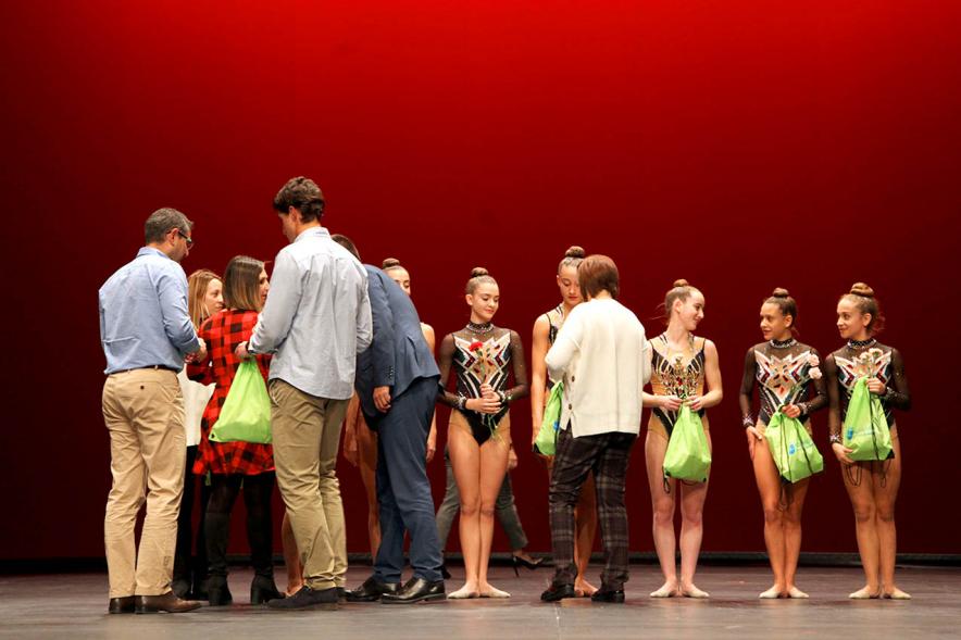 Gala del Deporte 2019 - Imagen de la entrega de regalos por parte del alcalde Sánchez Acera al equipo de gimnasia rítmica.