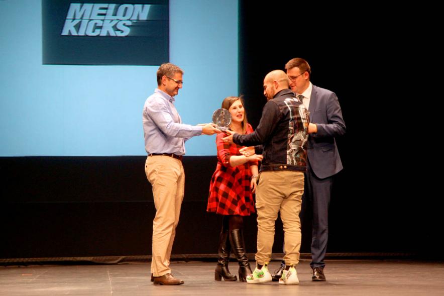 Gala del Deporte 2019 - Imagen del alcalde Sanchez Acera, el vice alcalde Arranz, María Espín, concejal de deportes, entregando el premio a un deportista.