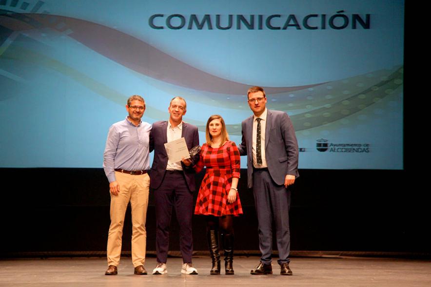 Gala del Deporte 2019 -  Imagen del saludo del  alcalde Sánchez Acera,  el vice alcalde Arranz, la concejal,  con un deportista premiado.