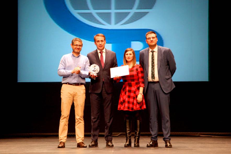 Gala del Deporte 2019 -  Posado del alcalde Sánchez Acera,  el vicealcalde Arranz,  la concejal de deportes María Espín con un deportista premiado.