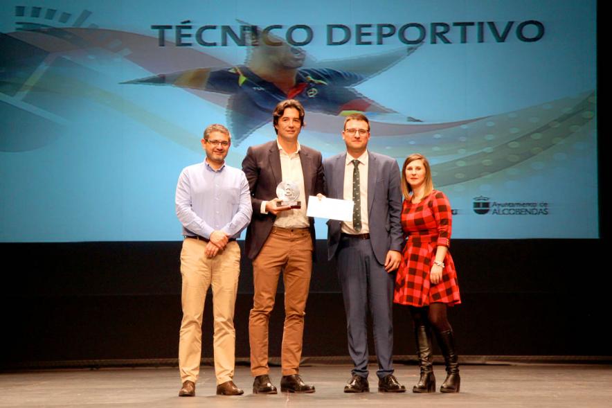 Gala del Deporte 2019 - Posado de un directivo deportivo  premiado  con el alcalde Sánchez Acera y los representantes  del ayuntamiento.