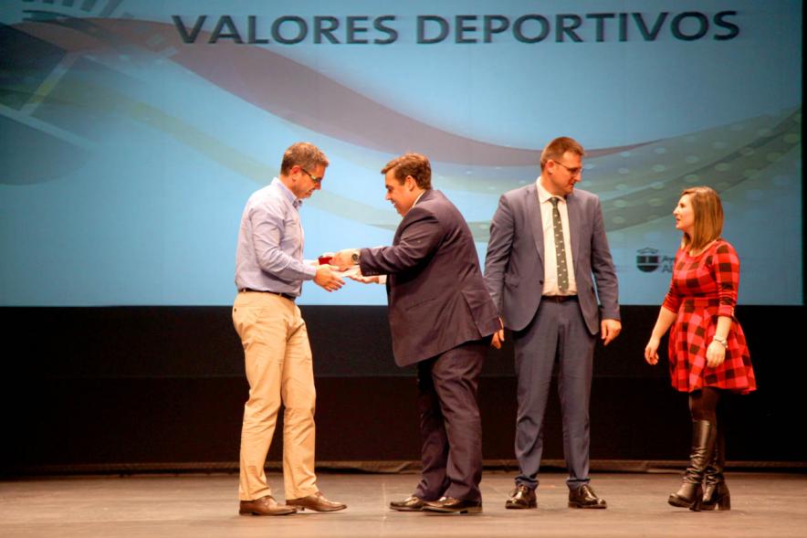 Gala del Deporte 2019 - Un directivo del club balonmano recibe un premio de manos del alcalde Sánchez Acera y varios representantes municipales
