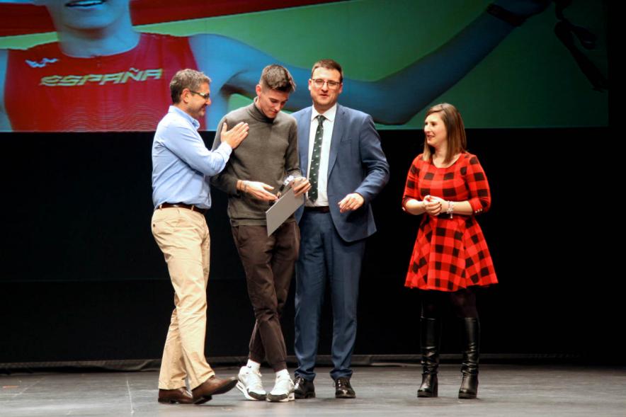 Gala del Deporte 2019 -  Posado del alcalde Sánchez Acera, con un deportista premiado  y varios corporativos municipales.
