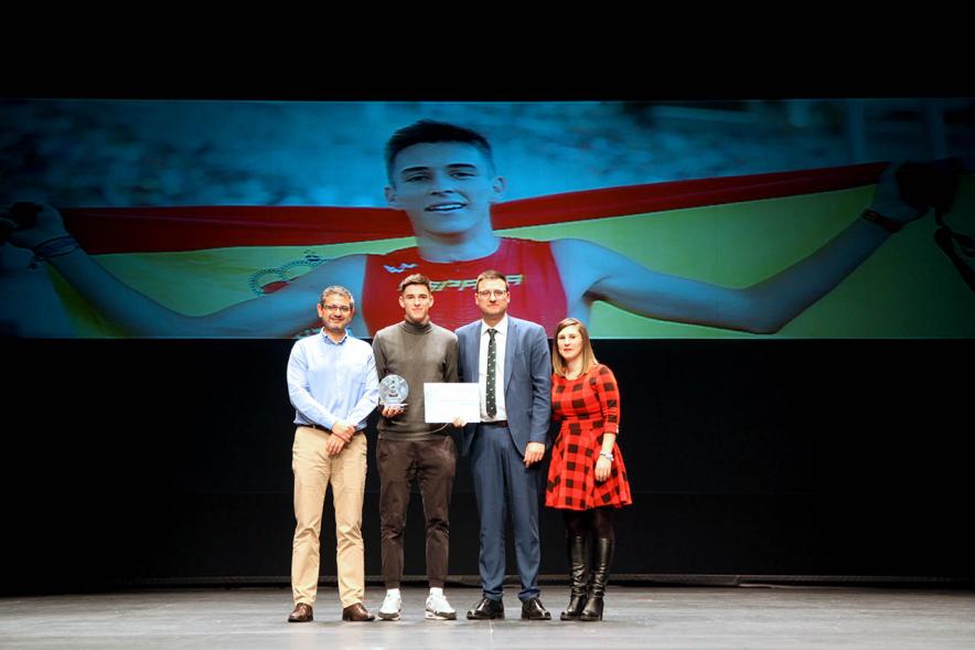 Gala del Deporte 2019 - Posado del alcalde Sánchez Acera, con un deportista  premiado y varios corporativos municipales.