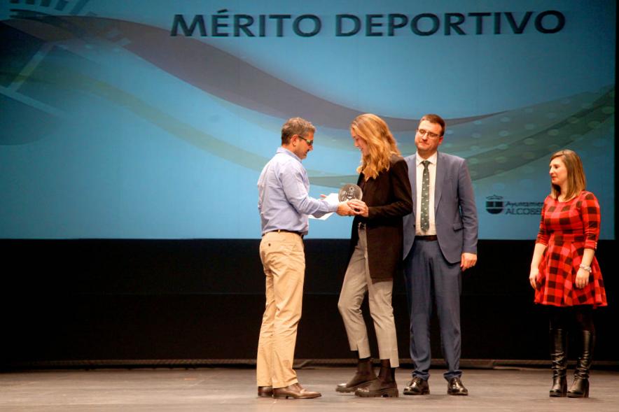 Gala del Deporte 2019 - Imagen de la entrega del premio a una deportista por el alcalde Sánchez Acera, con varios representantes municipales.