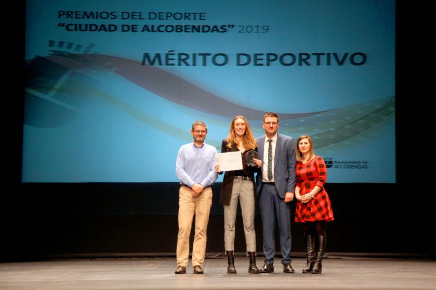 Gala del Deporte 2019 - Posado del alcalde Sánchez Acera, con una deportista premio al mérito deportivo y varios corporativos municipales.