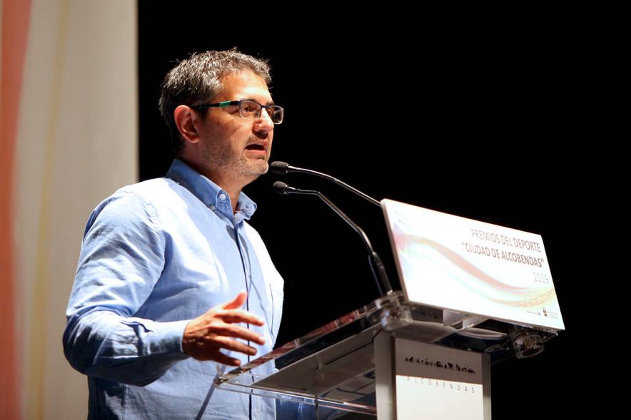 Gala del Deporte 2019 - Primer plano del alcalde Sánchez Acera en el atril.