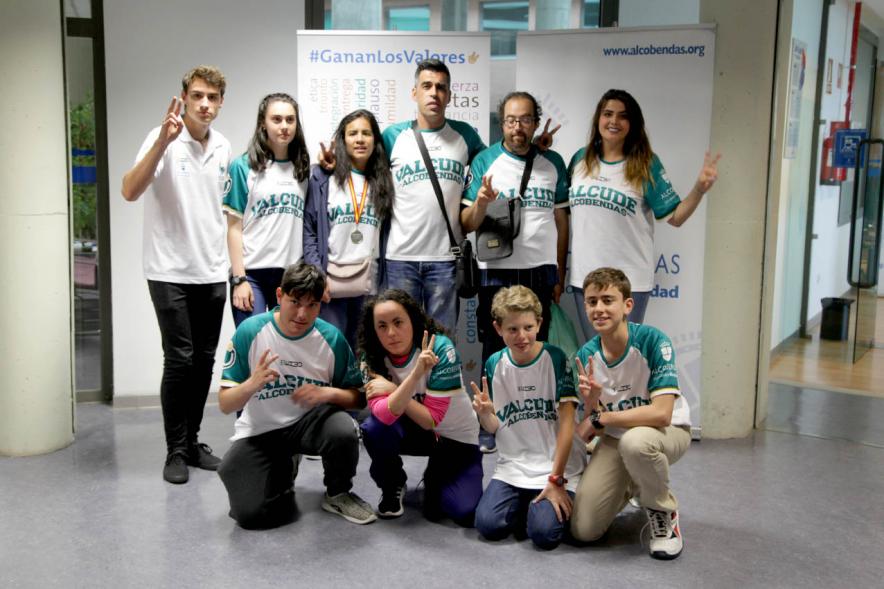 Presentación de la Campaña Juego Limpio - Imagen de un grupo de personas posando en el photocall de la campaña.