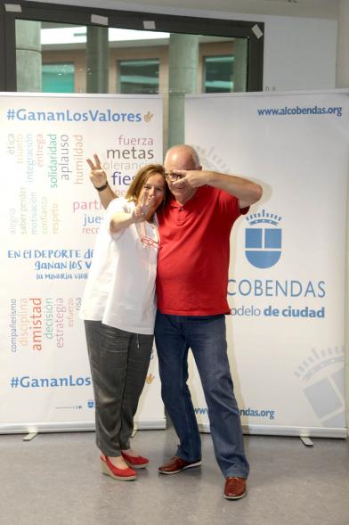 Presentación de la Campaña Juego Limpio - Imagen de dos personas posando en el photocall de la campaña.