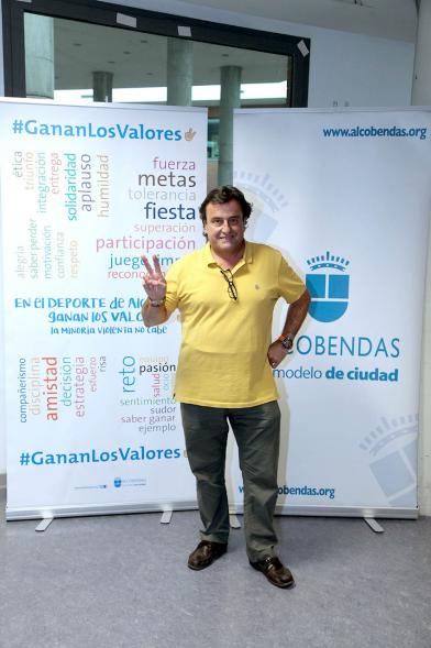 Presentación de la Campaña Juego Limpio - Imagen de una persona posando en el photocall de la campaña.