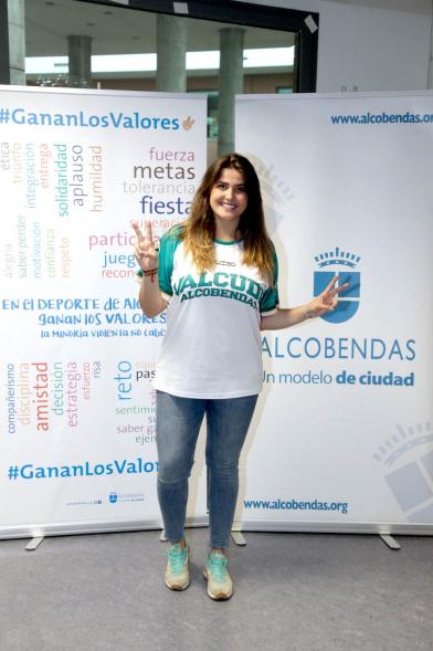 Presentación de la Campaña Juego Limpio - Imagen de una persona posando en el photocall de la campaña.