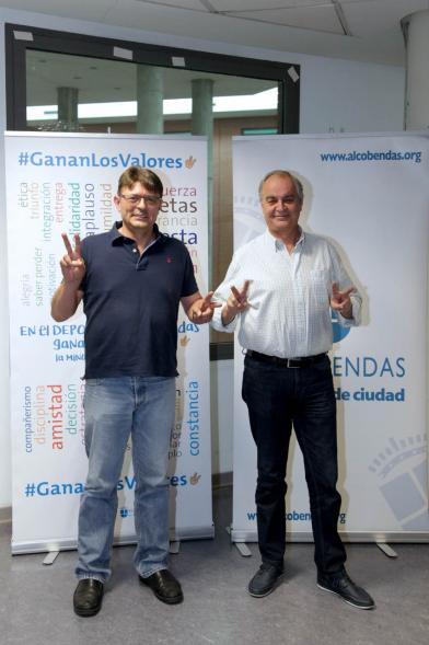Presentación de la Campaña Juego Limpio - Imagen de dos personas posando en el photocall de la campaña.