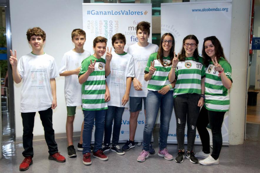 Presentación de la Campaña Juego Limpio - Imagen de un grupo de personas posando en el photocall de la campaña.