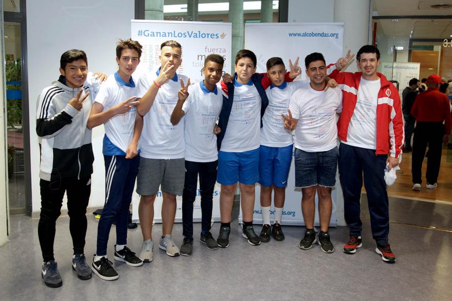 Presentación de la Campaña Juego Limpio - Imagen de un grupo de personas posando en el photocall de la campaña.