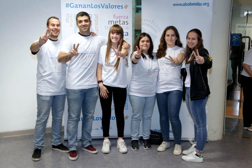 Presentación de la Campaña Juego Limpio - Imagen de un grupo de personas posando en el photocall de la campaña.