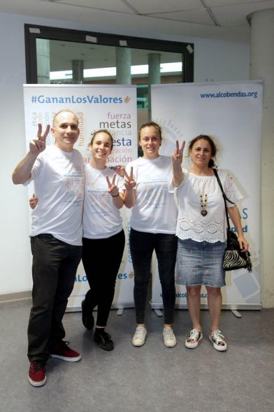 Presentación de la Campaña Juego Limpio - Imagen de un grupo de personas posando en el photocall de la campaña.