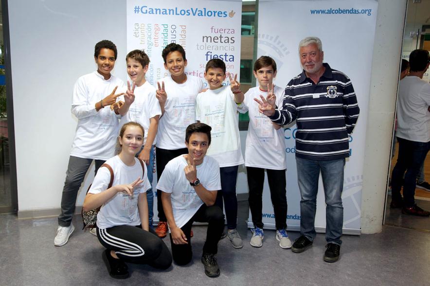 Presentación de la Campaña Juego Limpio - Imagen de un grupo de personas posando en el photocall de la campaña.