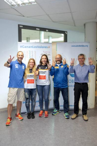 Presentación de la Campaña Juego Limpio - Imagen de un grupo de personas posando en el photocall de la campaña.