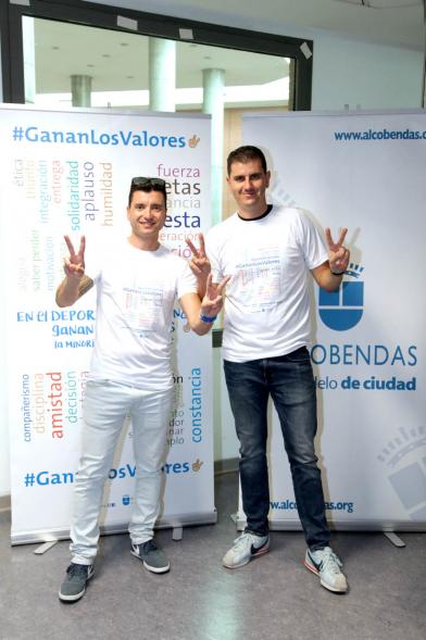 Presentación de la Campaña Juego Limpio - Imagen de dos personas posando en el photocall de la campaña.