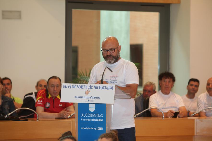 Presentación de la Campaña Juego Limpio - Imagen de persona hablando para el público asistente.