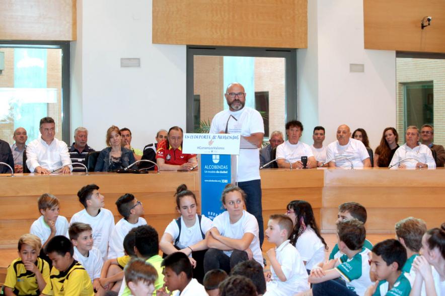 Presentación de la Campaña Juego Limpio - Imagen de persona hablando para el público asistente.