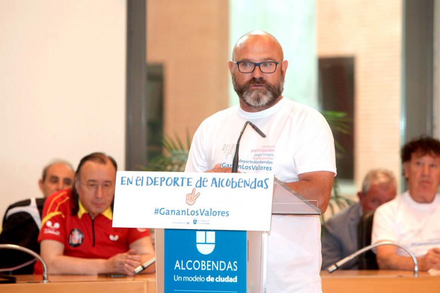 Presentación de la Campaña Juego Limpio - Imagen de persona hablando para el público asistente.