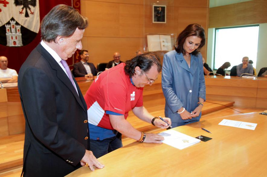 Presentación de la Campaña Juego Limpio - Imagen del alcalde García de Vinuesa y otras personas firmando el protocolo de la campaña.
