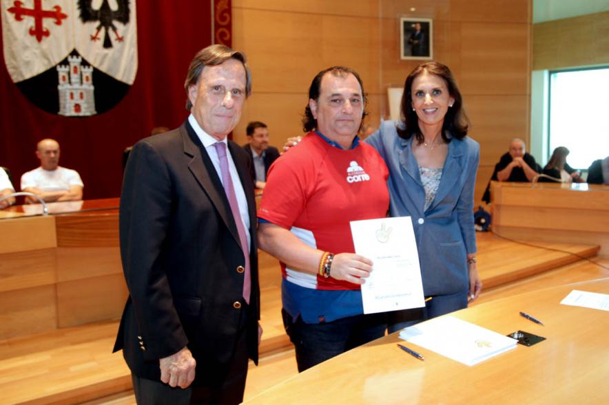 Presentación de la Campaña Juego Limpio - Imagen del alcalde García de Vinuesa y otras personas posando después de haber firmado el protocolo de la campaña.