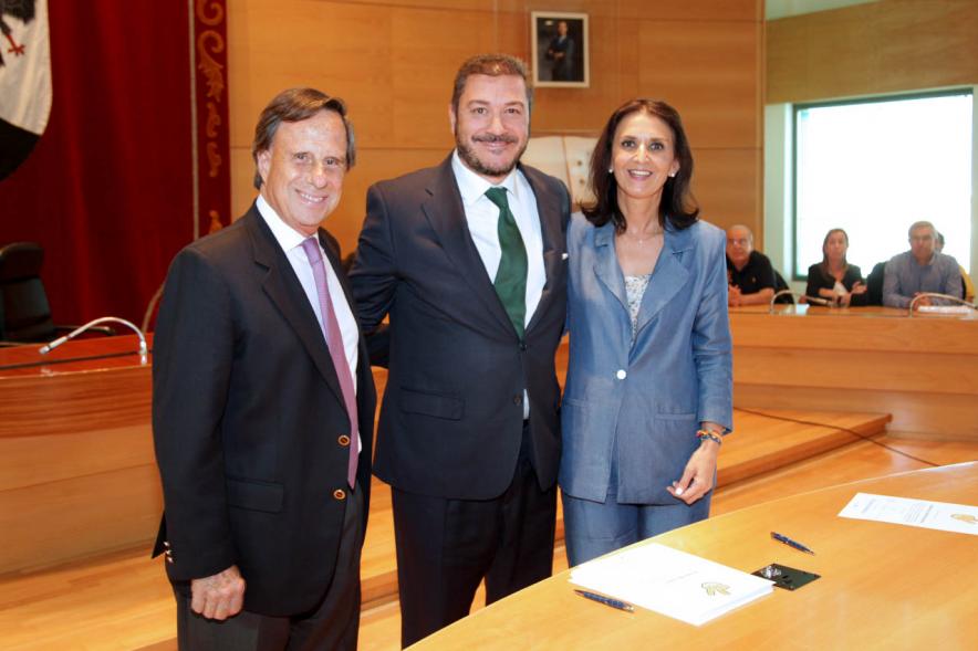Presentación de la Campaña Juego Limpio - Imagen del alcalde García de Vinuesa posando junto a otras personalidades.