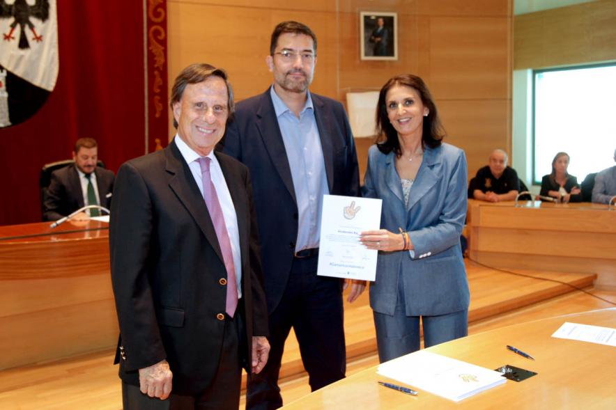 Presentación de la Campaña Juego Limpio - Imagen del alcalde García de Vinuesa y otras personas posando después de haber firmado el protocolo de la campaña.