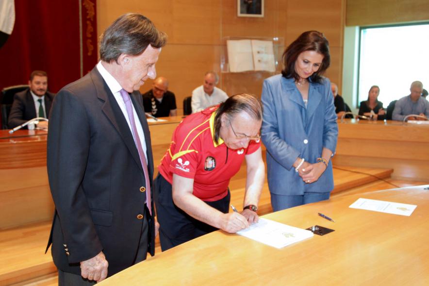 Presentación de la Campaña Juego Limpio - Imagen del alcalde García de Vinuesa y otras personas, una de ellas firmando el protocolo de la campaña.