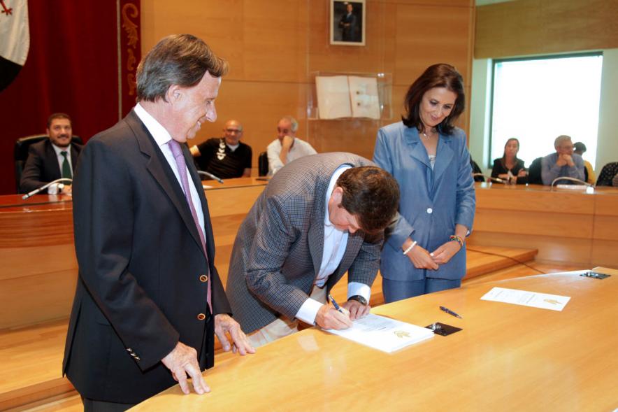 Presentación de la Campaña Juego Limpio - Imagen del alcalde García de Vinuesa y otras personas, una de ellas firmando el protocolo de la campaña.