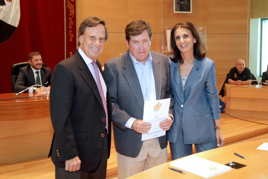 Presentación de la Campaña Juego Limpio - Imagen del alcalde García de Vinuesa y otras personas posando después de haber firmado el protocolo de la campaña.
